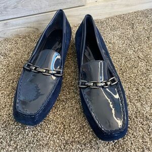 New Donald Pliner Ladies Blue Loafers with Chain Detail Drivers moccasin sample